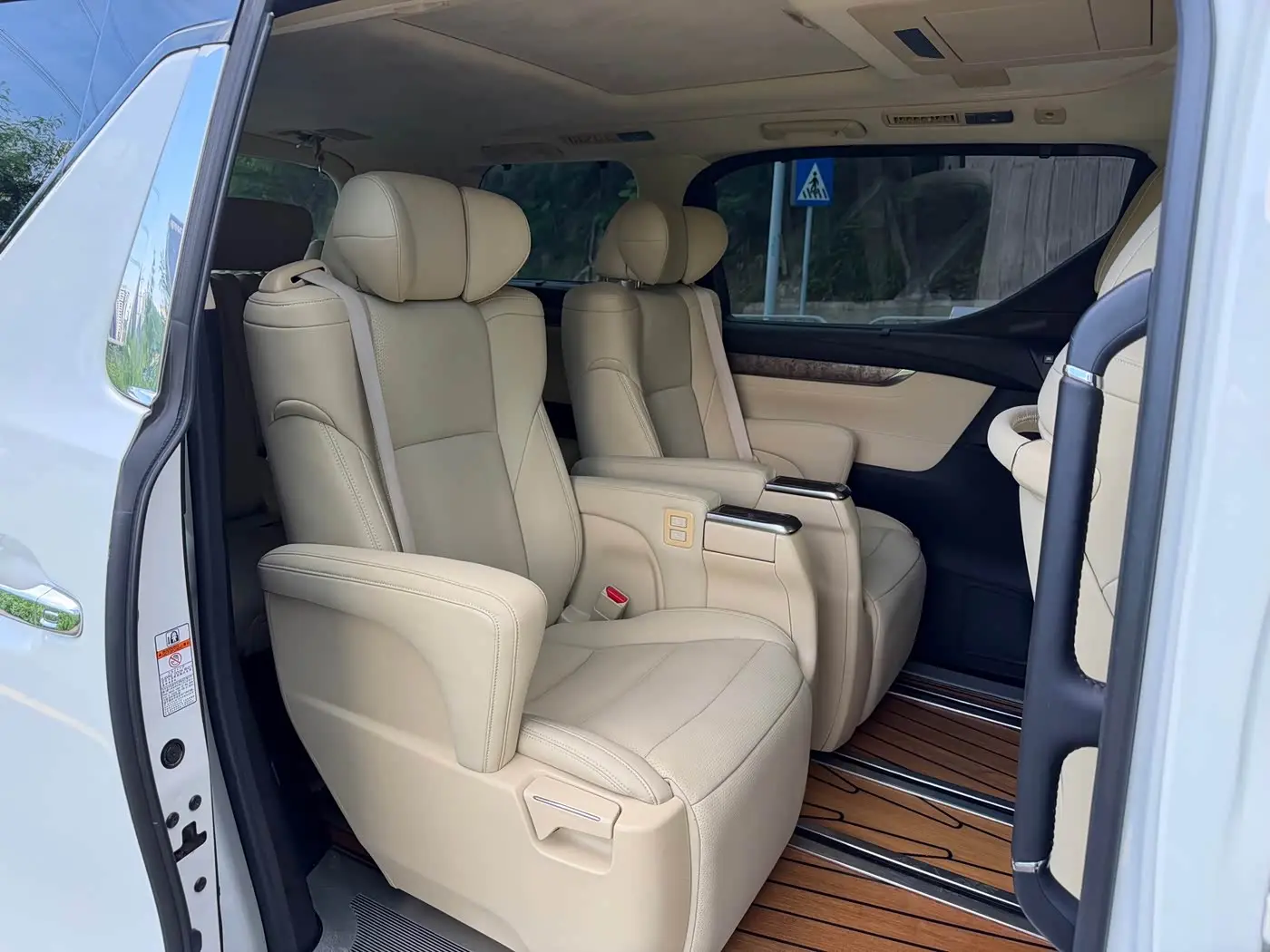 Toyota Alphard 2016 — Photo 8/10