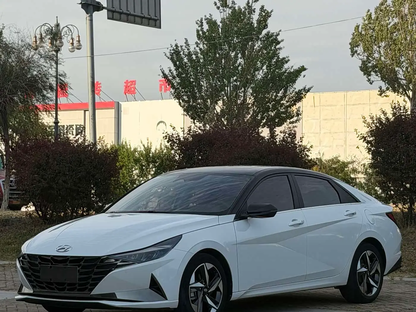 Hyundai Elantra 2023 — Photo 1/10