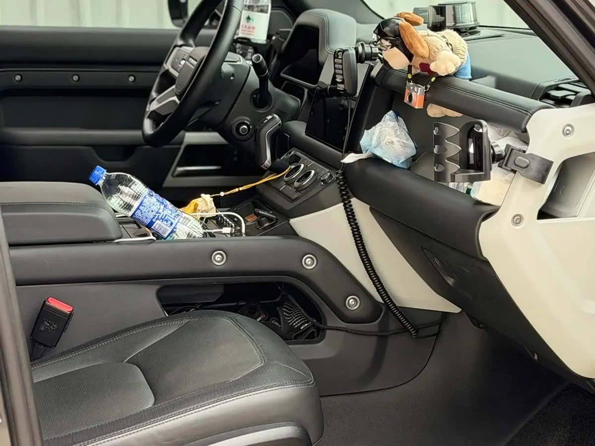 Land Rover Defender 2023 — Photo 10/12