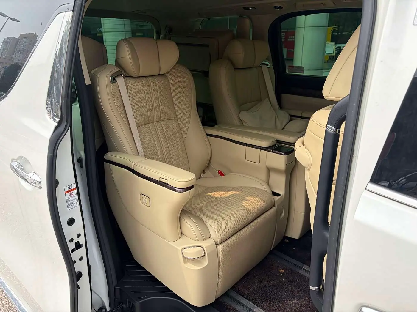 Toyota Alphard 2021 — Photo 10/15