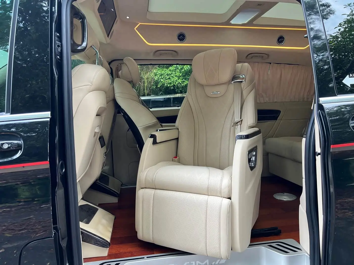 Mercedes-Benz V-Class 2021 — Photo 14/20