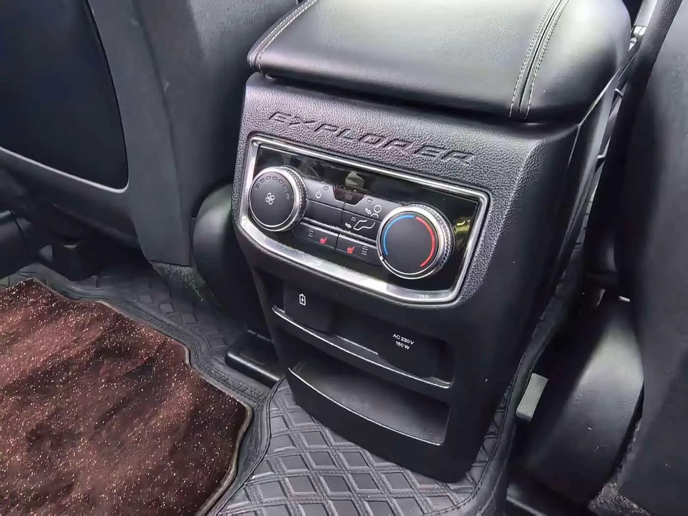 Ford Explorer 2020 — Photo 10/20