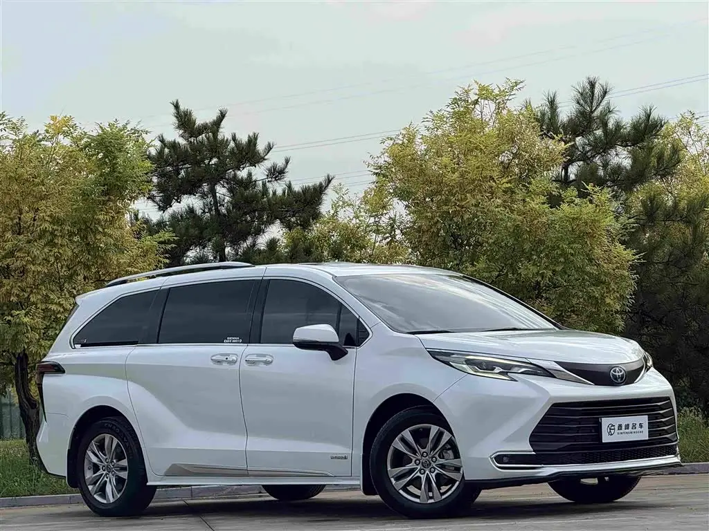 Toyota Sienna 2024 — Фото 3/20