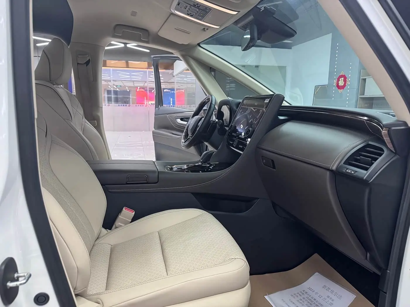 Toyota Alphard 2023 — Photo 15/17