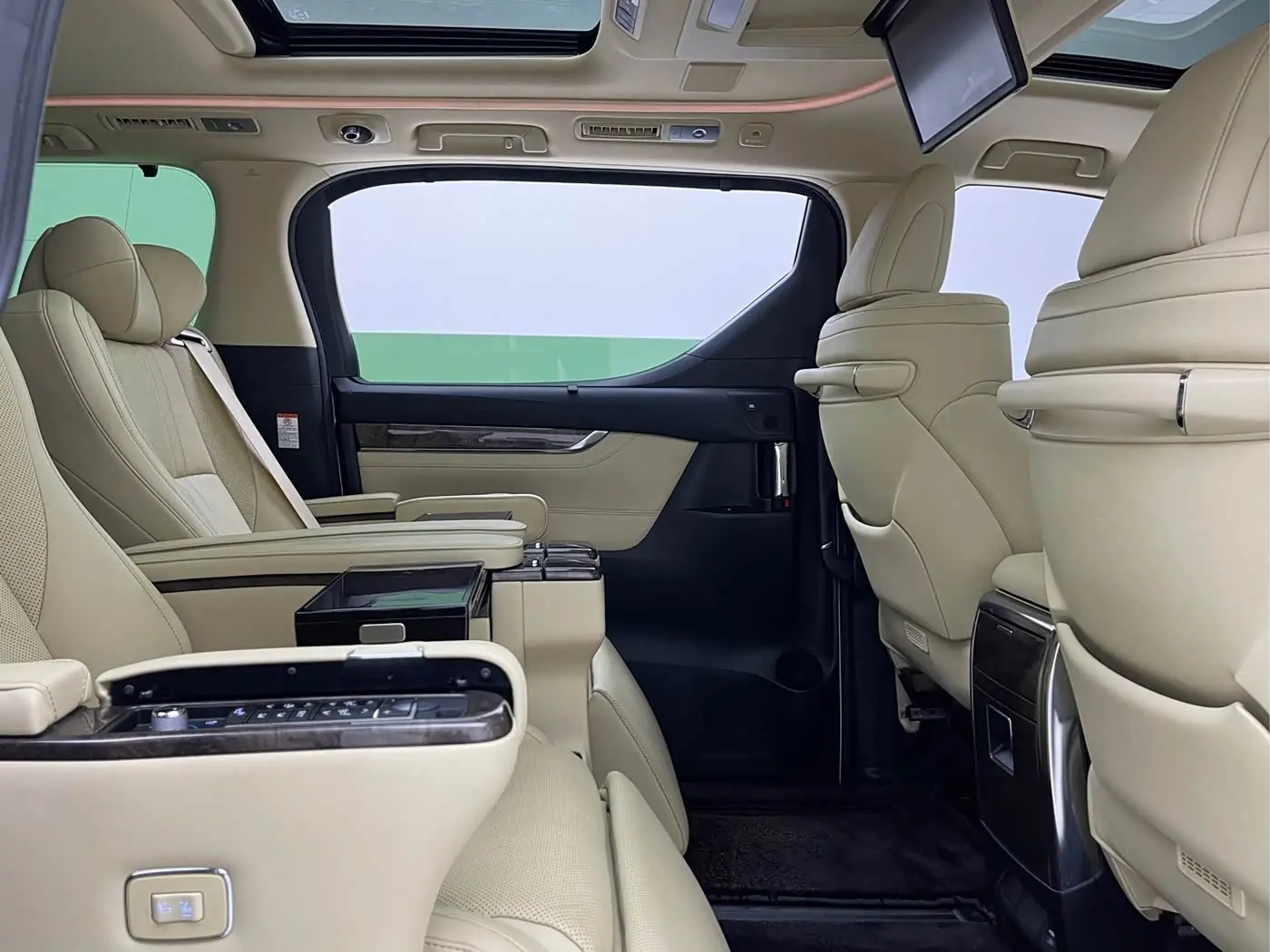 Toyota Vellfire 2021 — Photo 10/13
