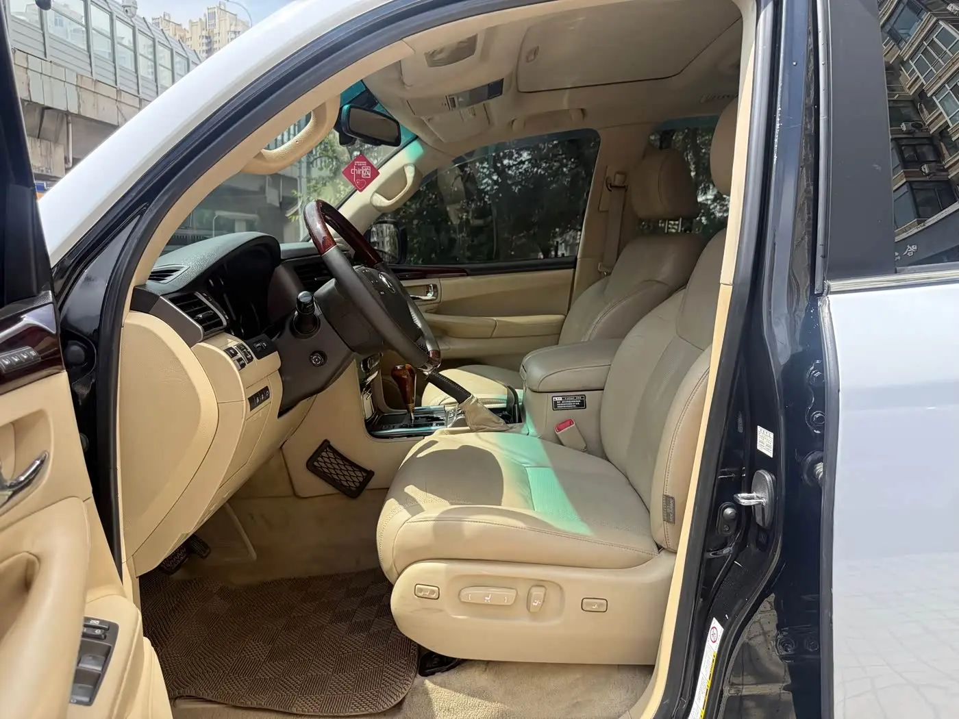 Lexus LX 2009 — Photo 8/17