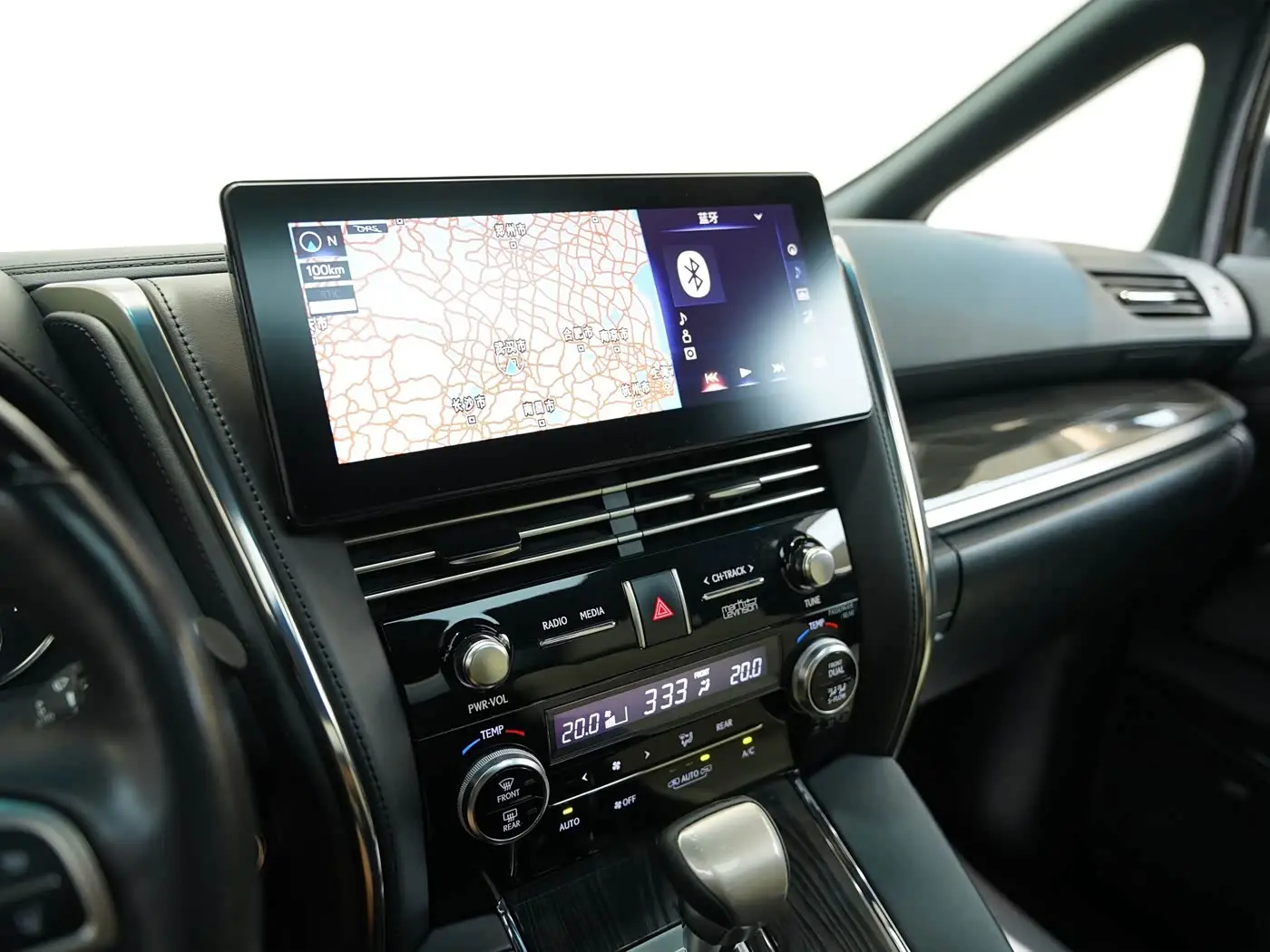 Lexus LM 2022 — Photo 14/20
