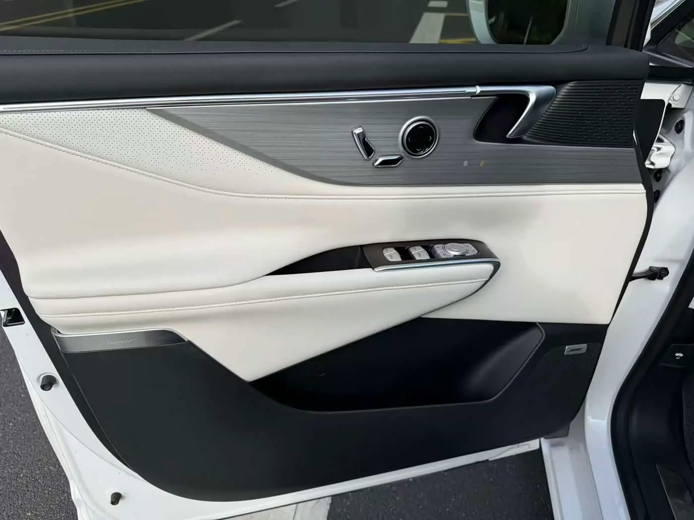 Buick GL8 New Energy 2024 — Photo 13/20