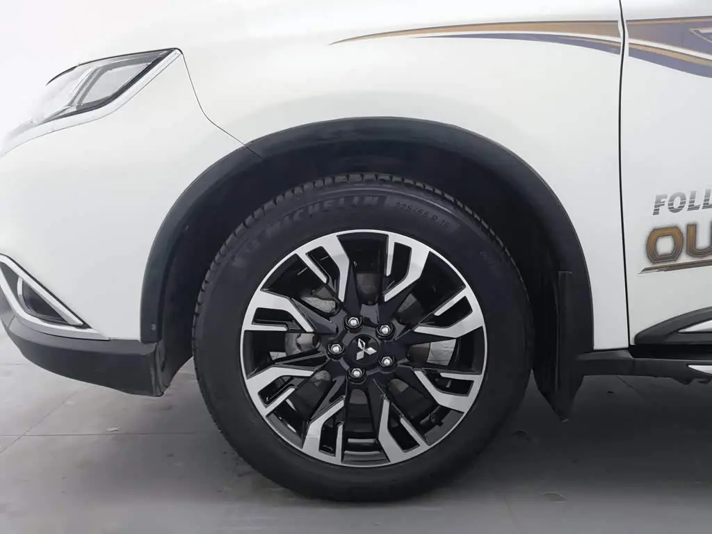 Mitsubishi Outlander 2020 — Photo 17/20