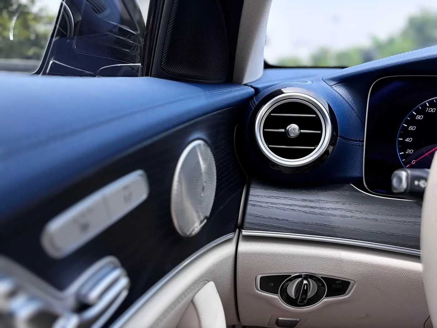 Mercedes-Benz E-Class 2022 — Photo 15/20