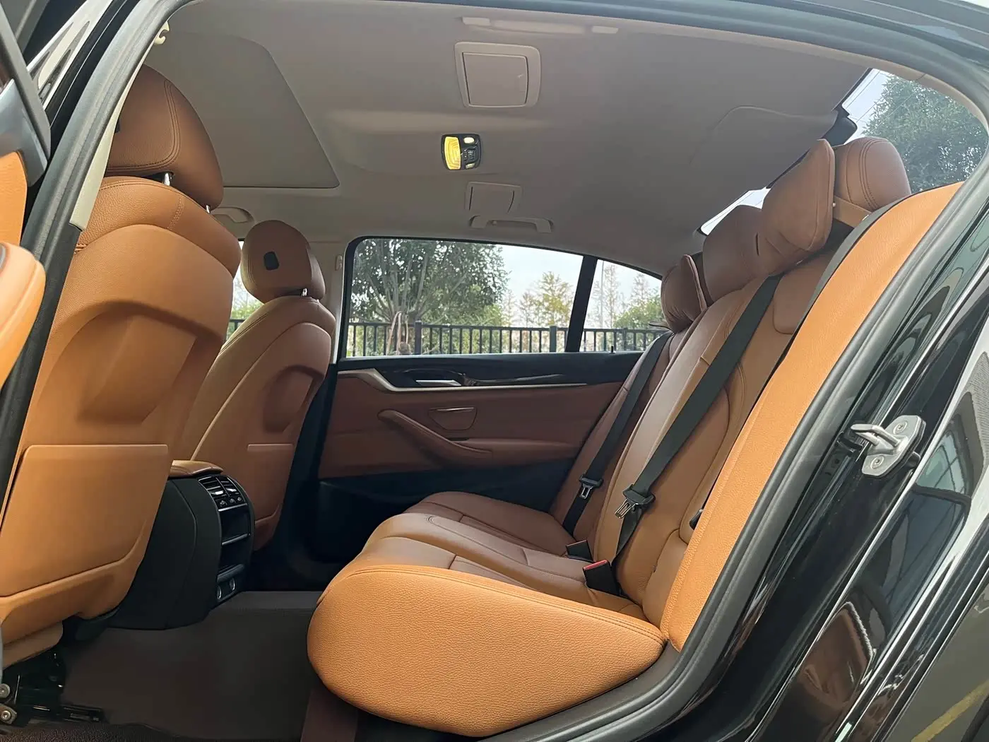 BMW 5 Series 2018 — Фото 19/20