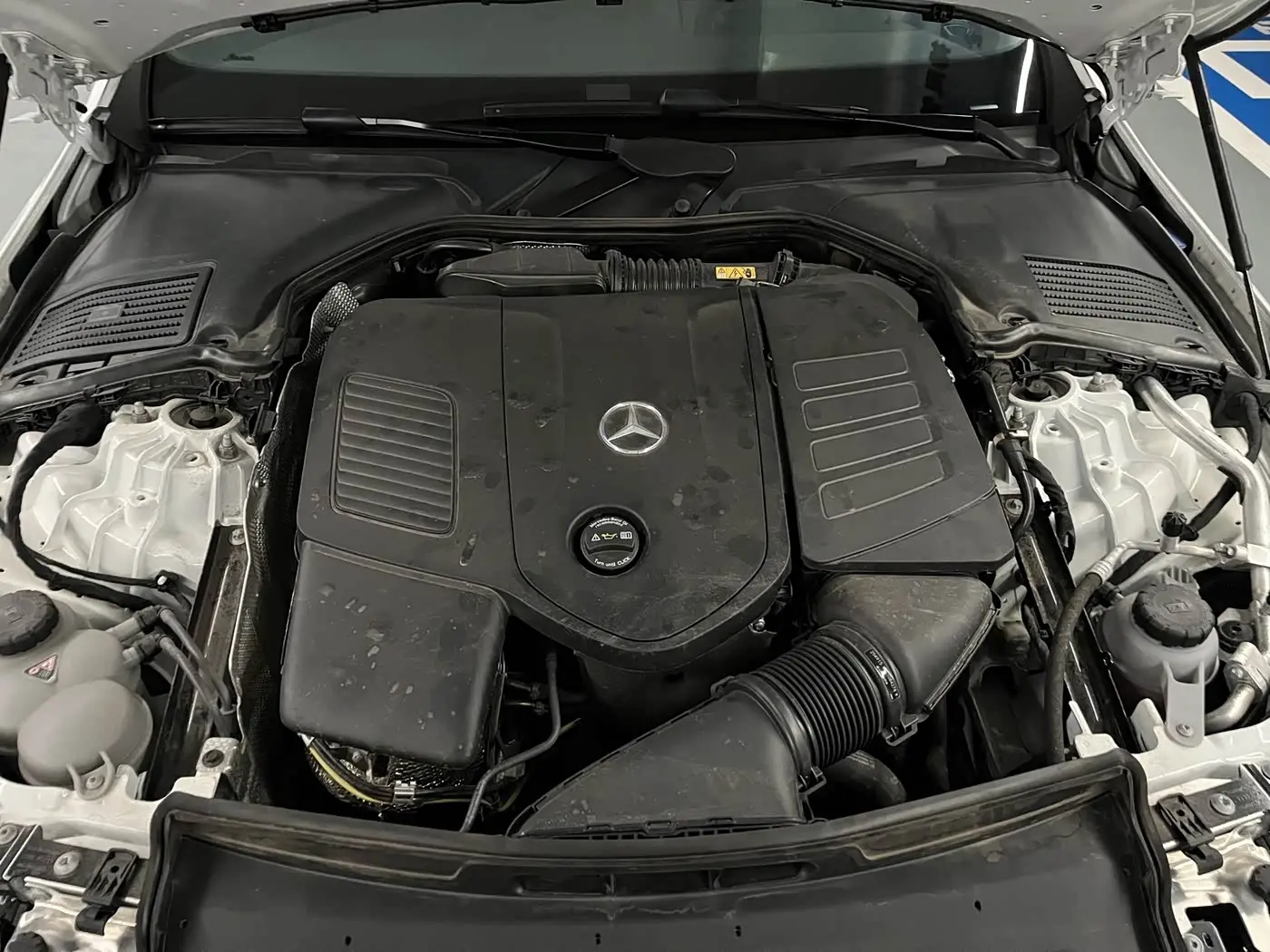Mercedes-Benz C-Class 2025 — Photo 9/20
