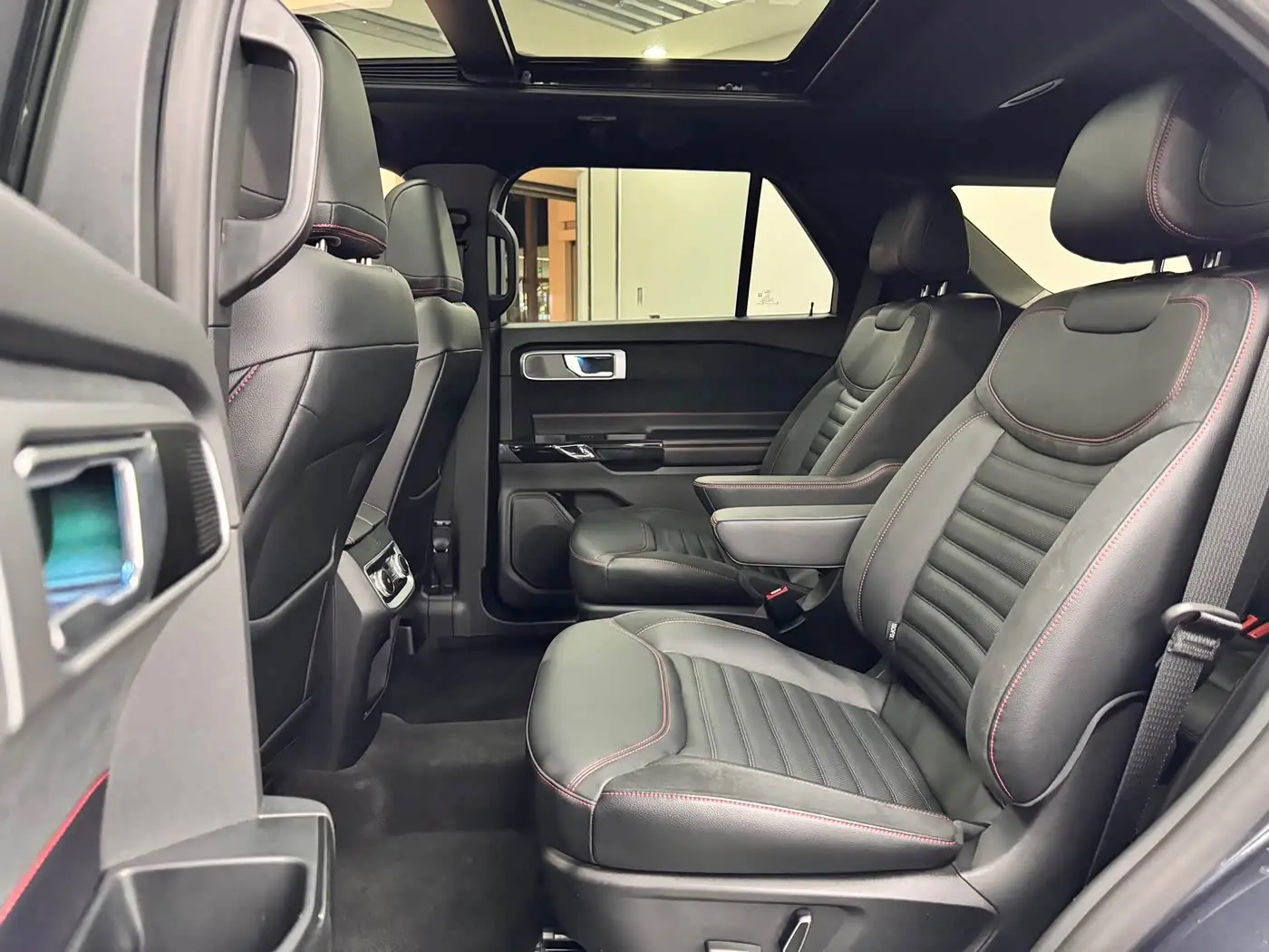 Ford Explorer 2023 — ფოტო 7/15