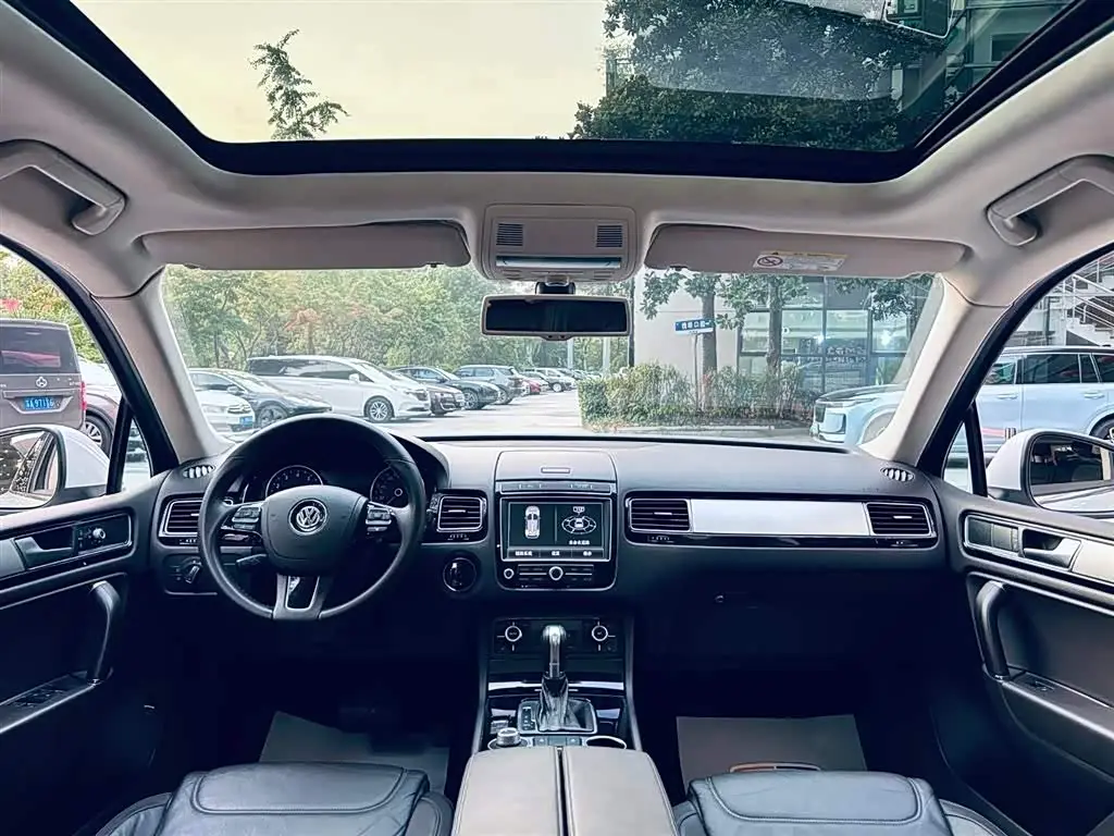Volkswagen Touareg 2016 — ფოტო 16/17