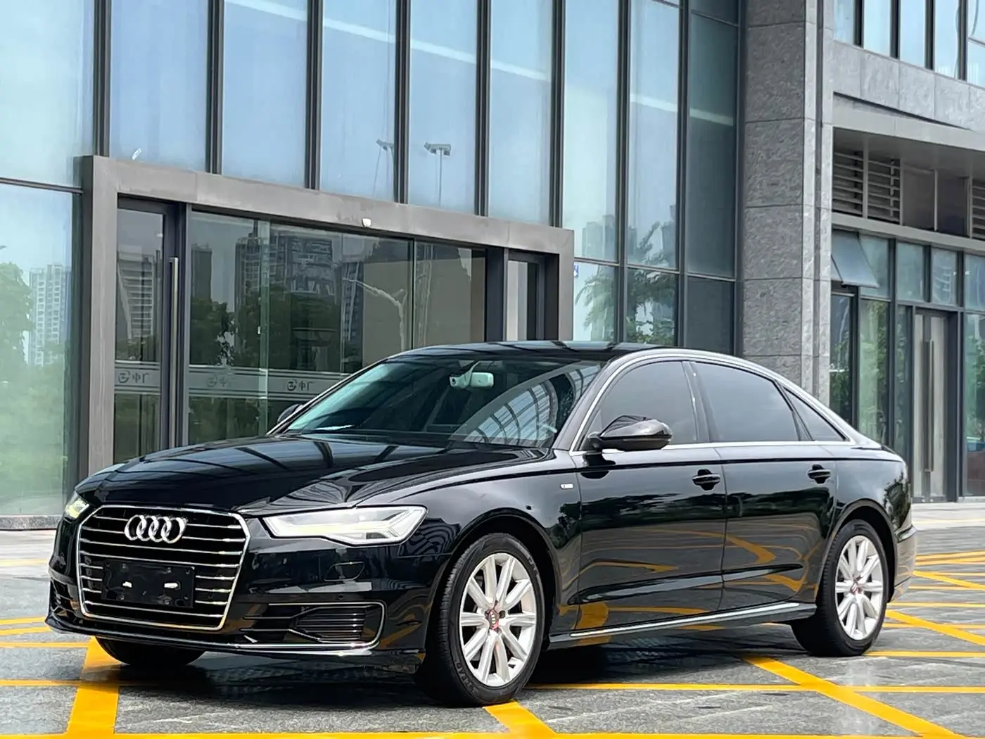 Audi A6L 2019 — Фото 1/15