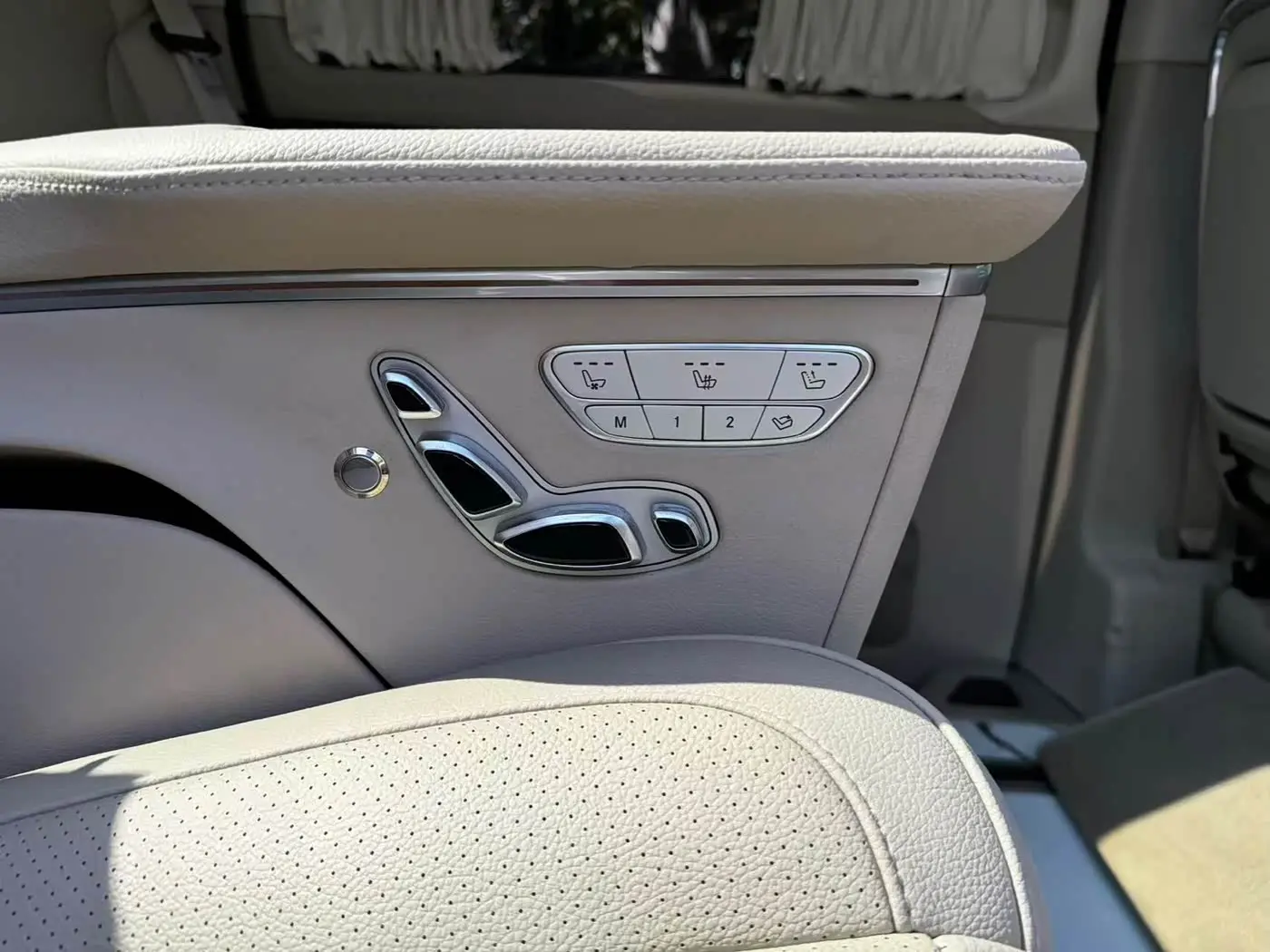 Mercedes-Benz V-Class 2023 — Photo 16/16
