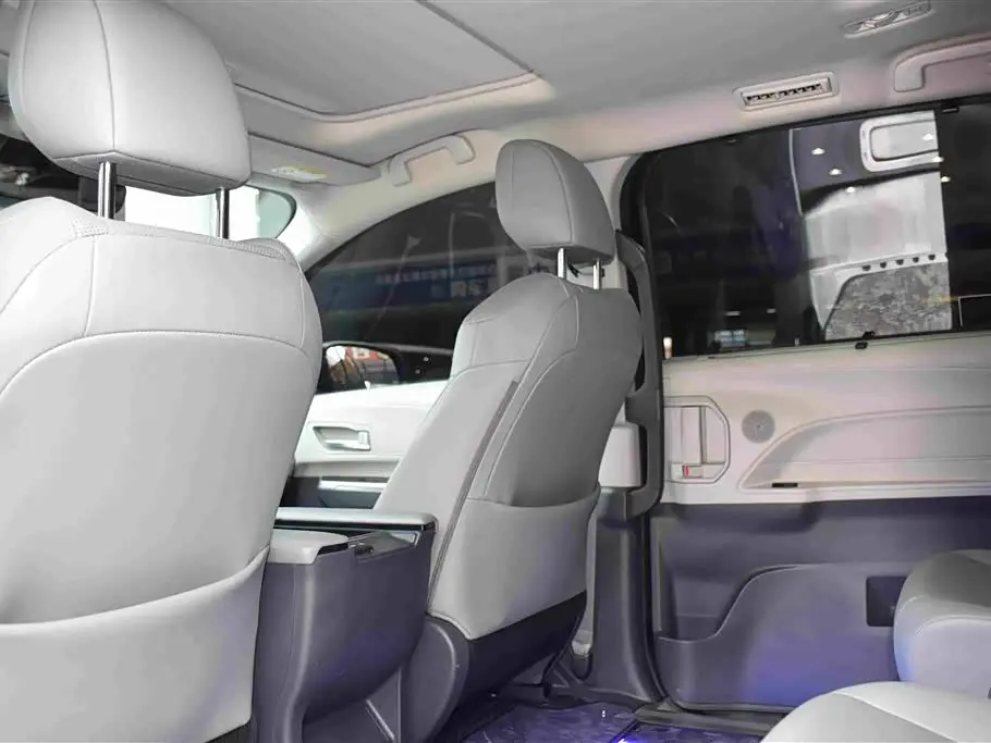 Toyota Granvia 2023 — Фото 8/20