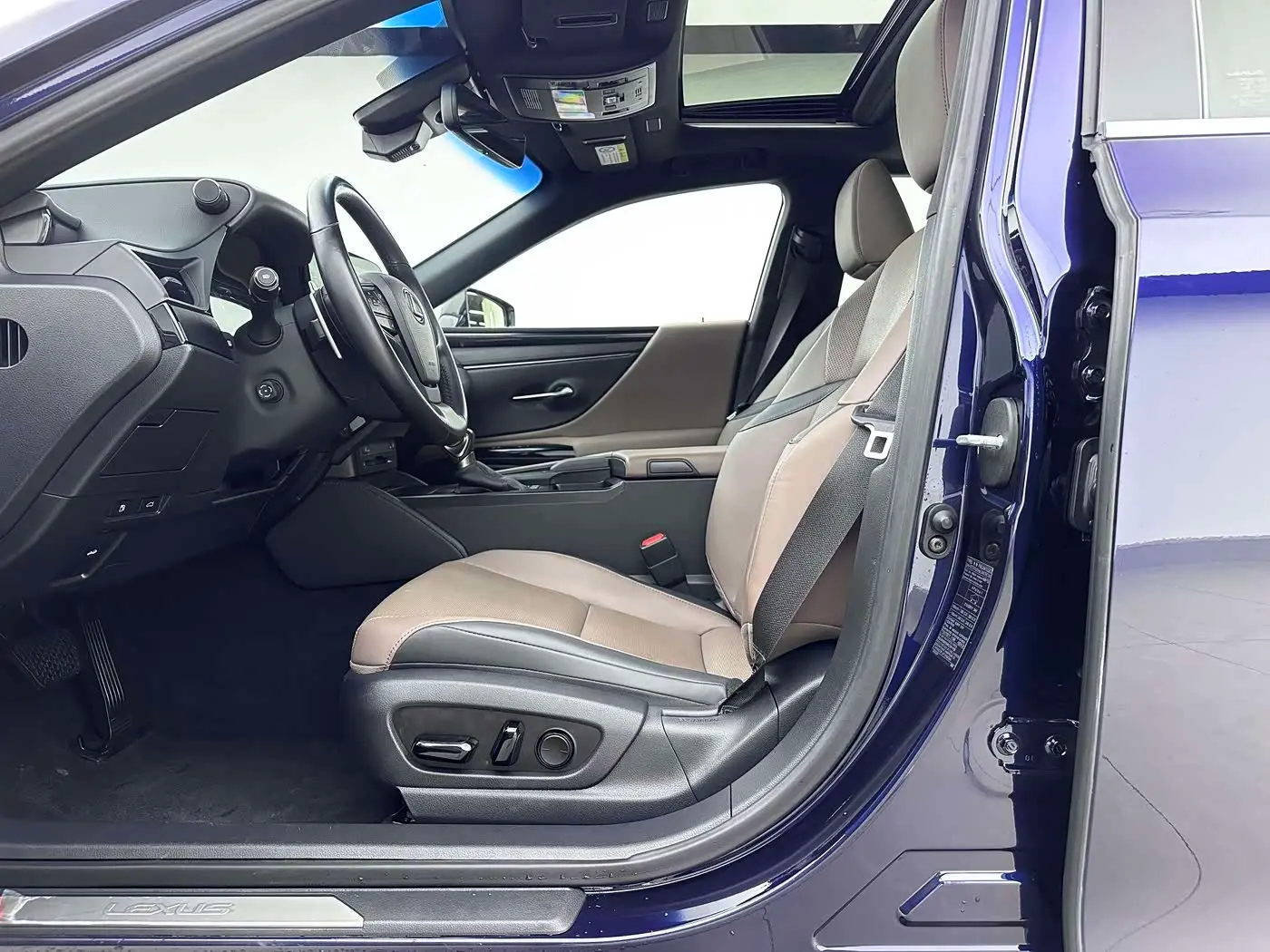 Lexus ES 2021 — Photo 16/16