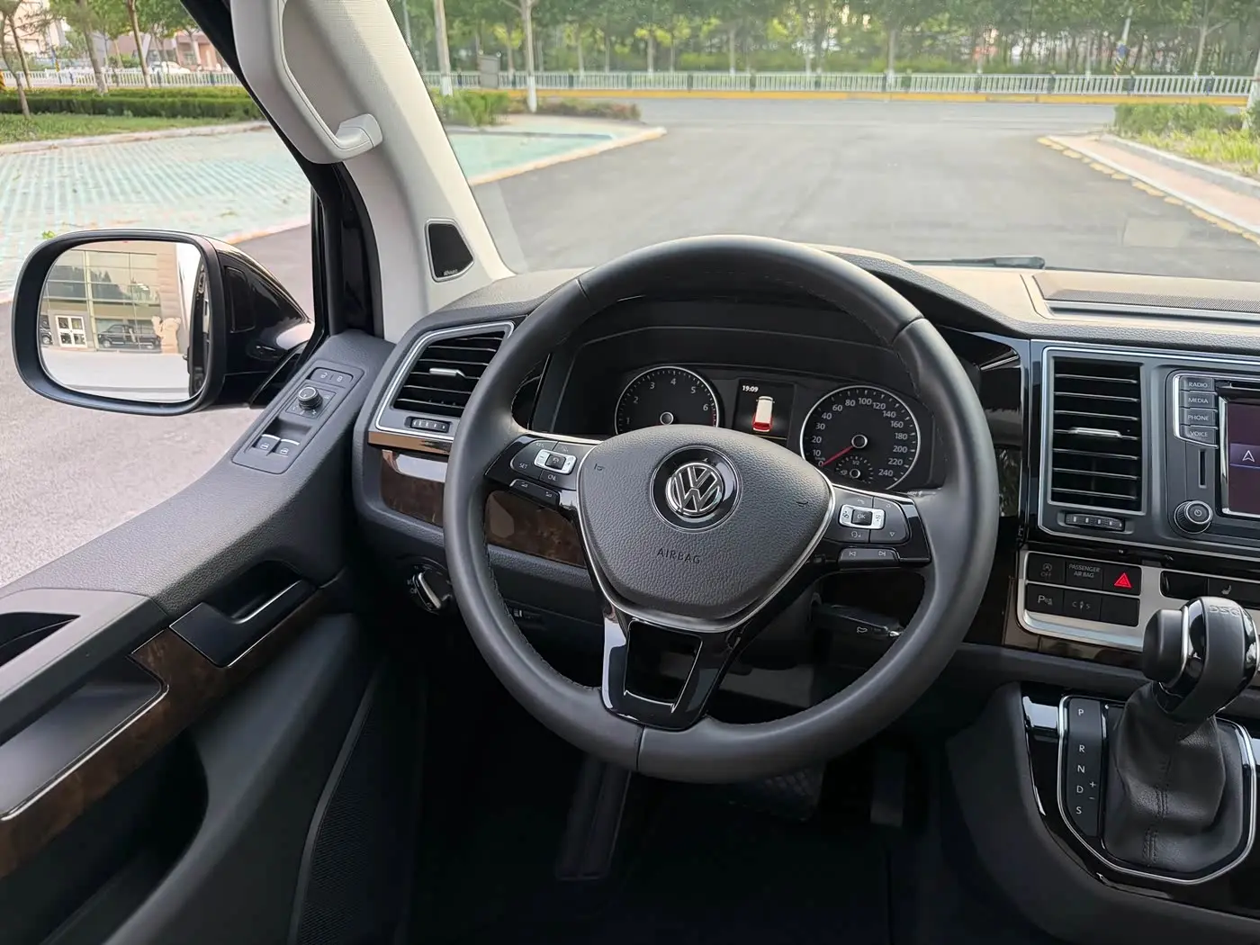 Volkswagen Multivan 2019 — Фото 12/20