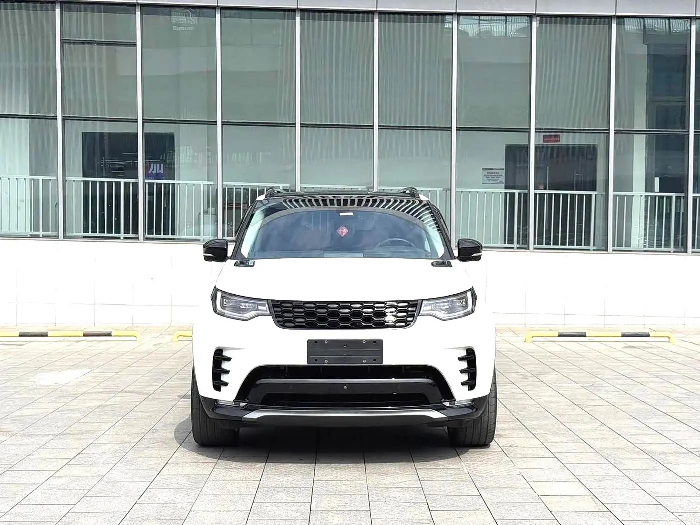 Land Rover Discovery 2021 — Фото 2/9