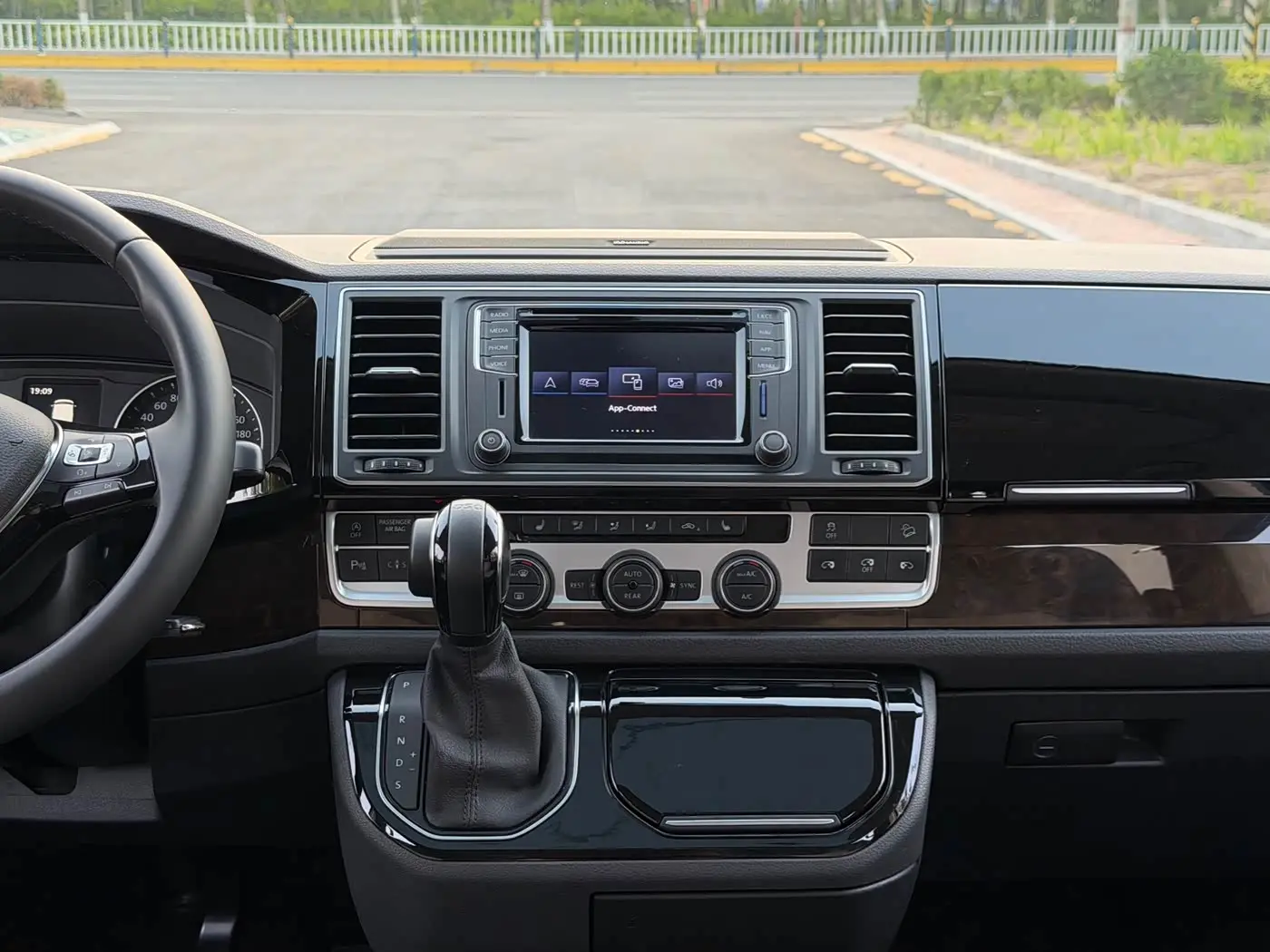 Volkswagen Multivan 2019 — Фото 13/20