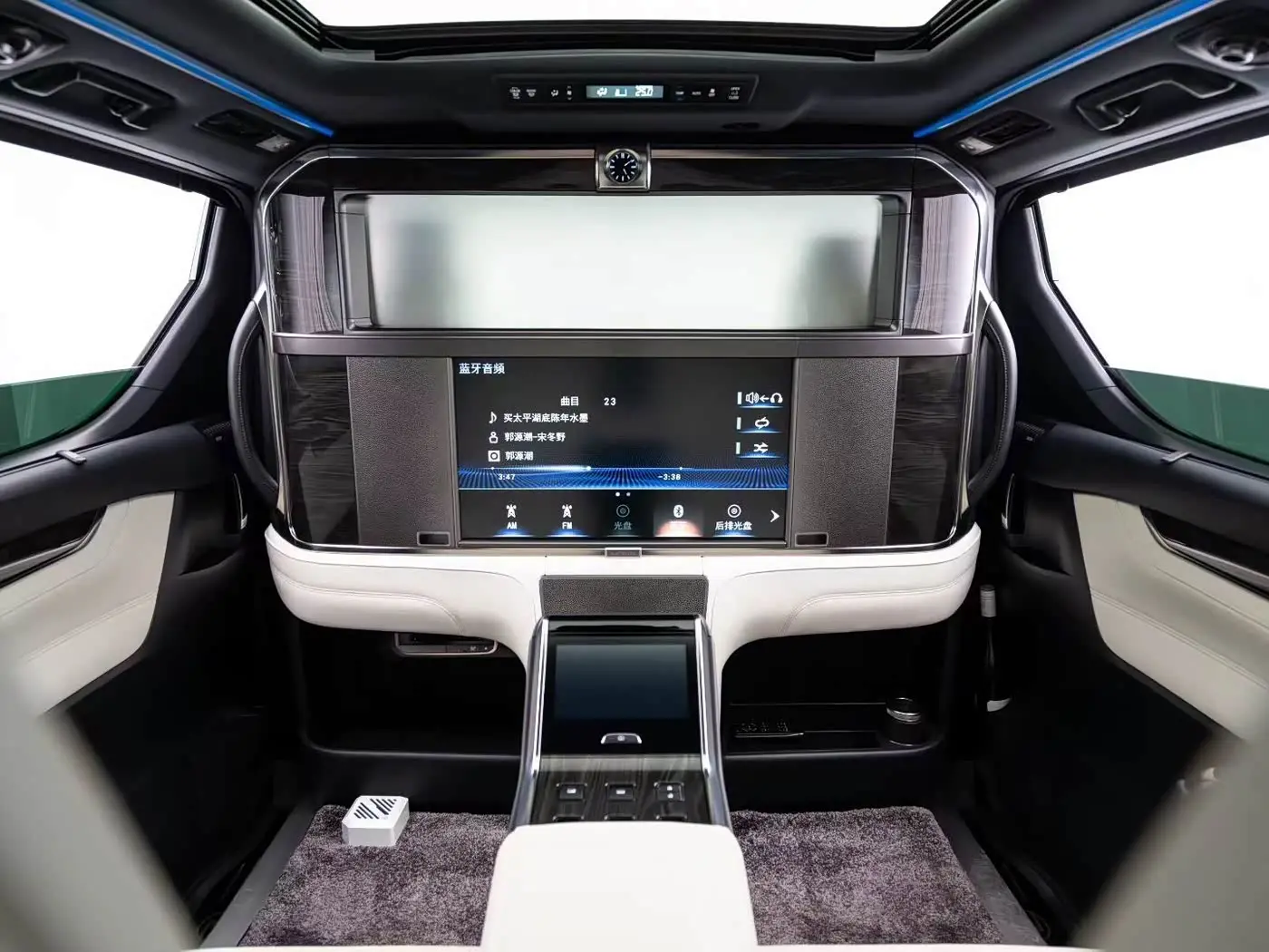 Lexus LM 2022 — Photo 2/3