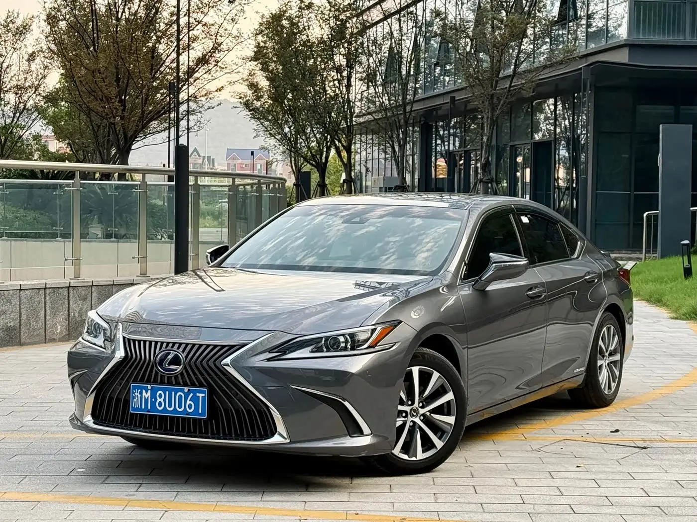 Lexus ES 2019 — Фото 1/16