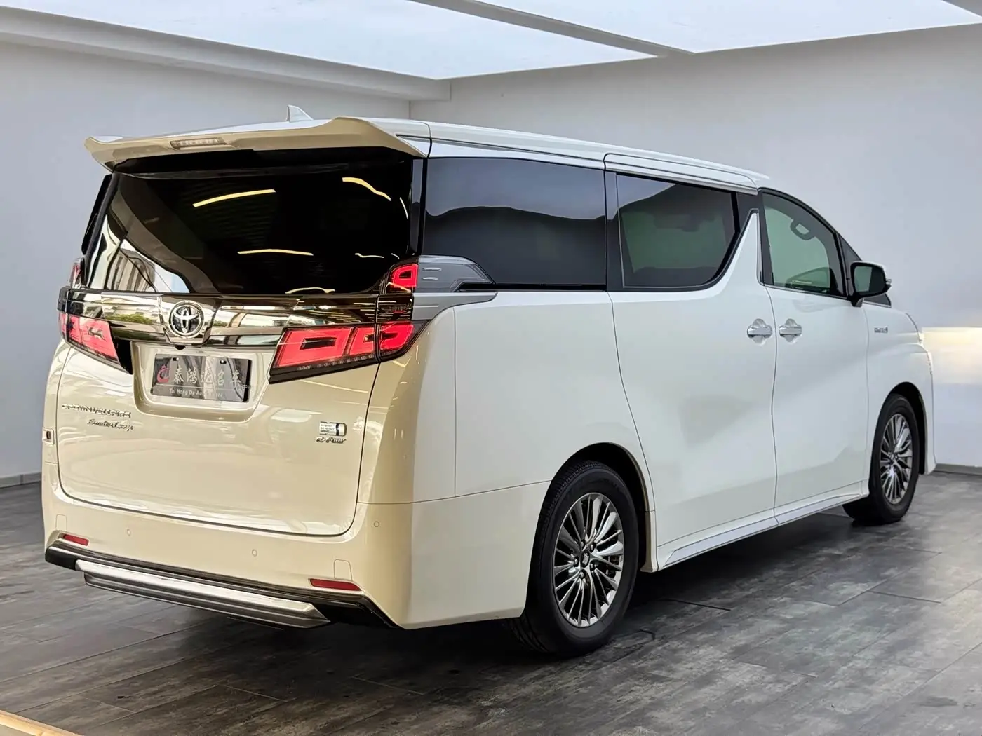 Toyota Vellfire 2022 — Photo 7/16