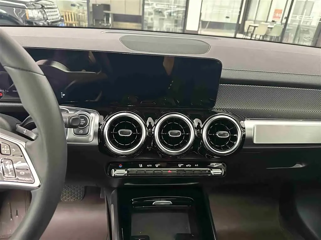 Mercedes-Benz GLB 2024 — Фото 14/19