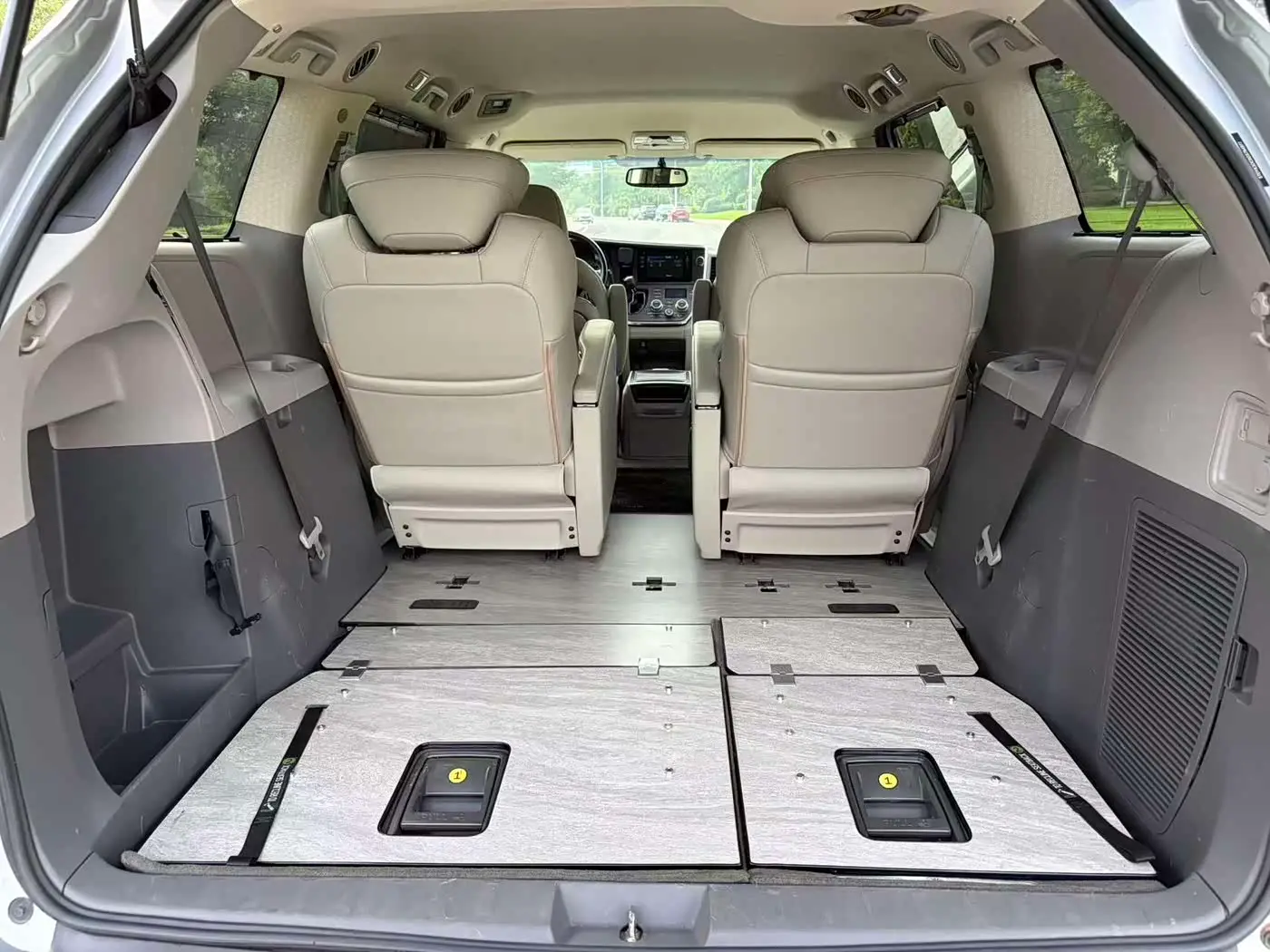 Toyota Sienna 2017 — Photo 10/19