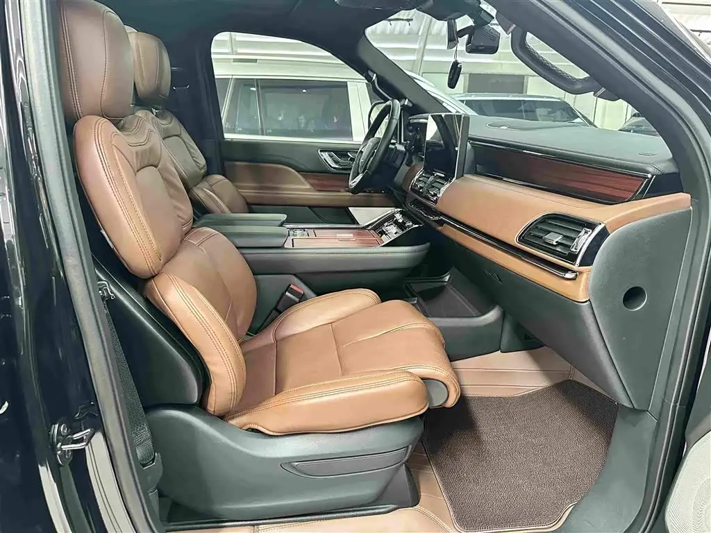 Lincoln Navigator 2023 — Photo 16/19