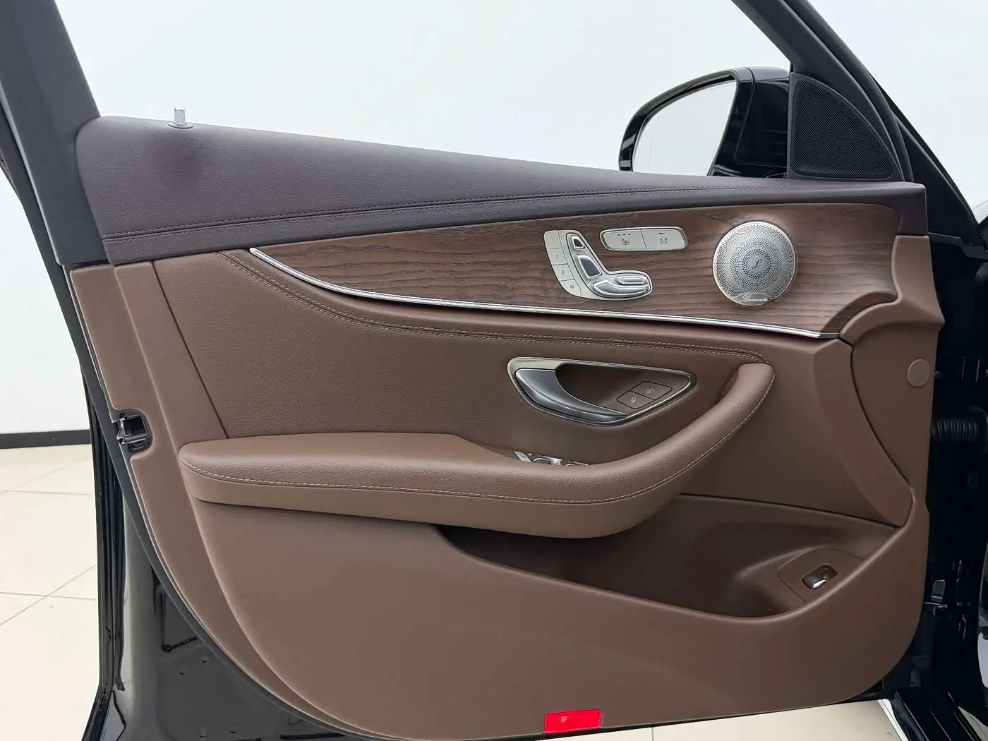 Mercedes-Benz E-Class 2023 — Photo 17/20