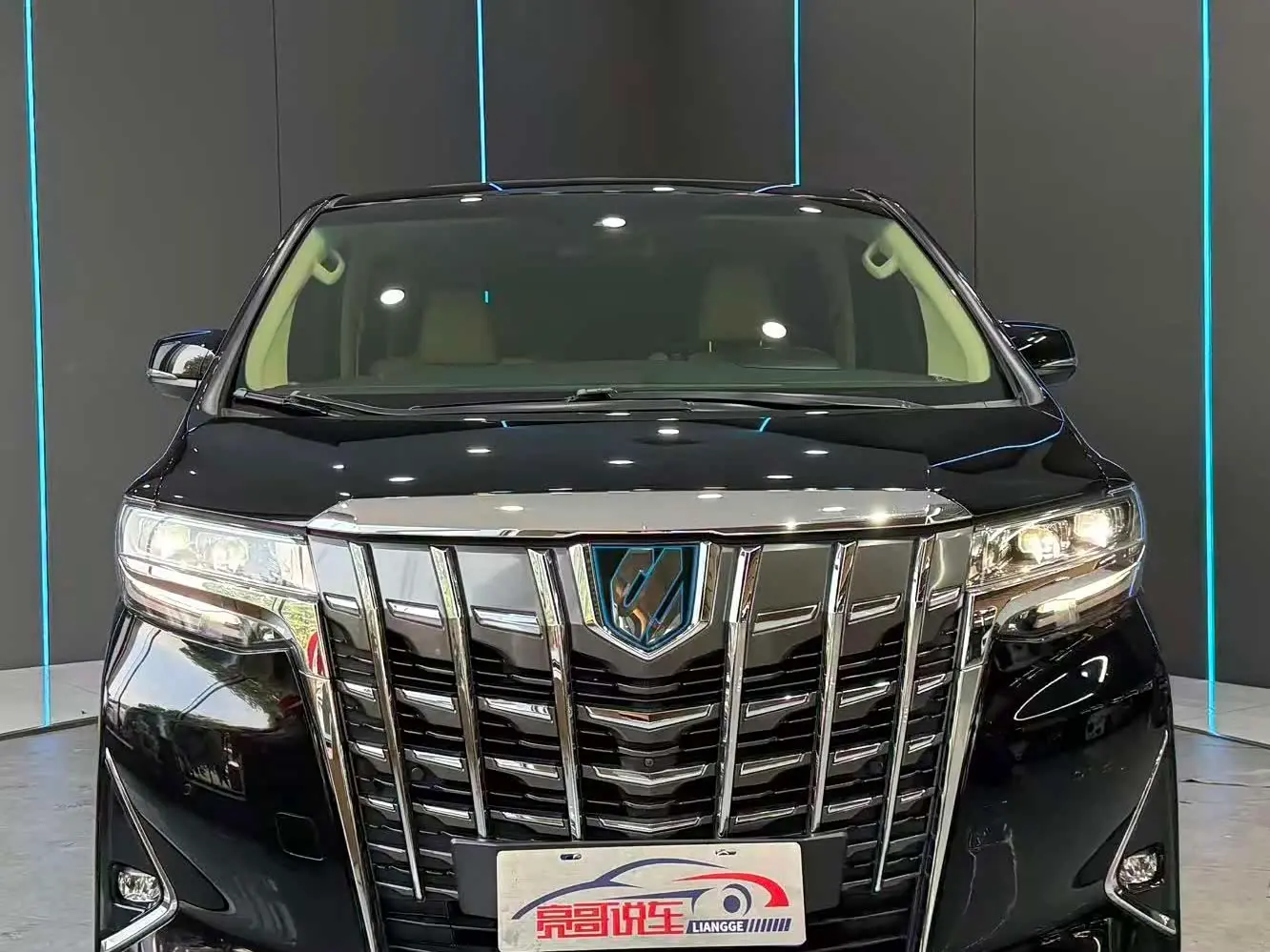 Toyota Alphard 2021 — Photo 2/12