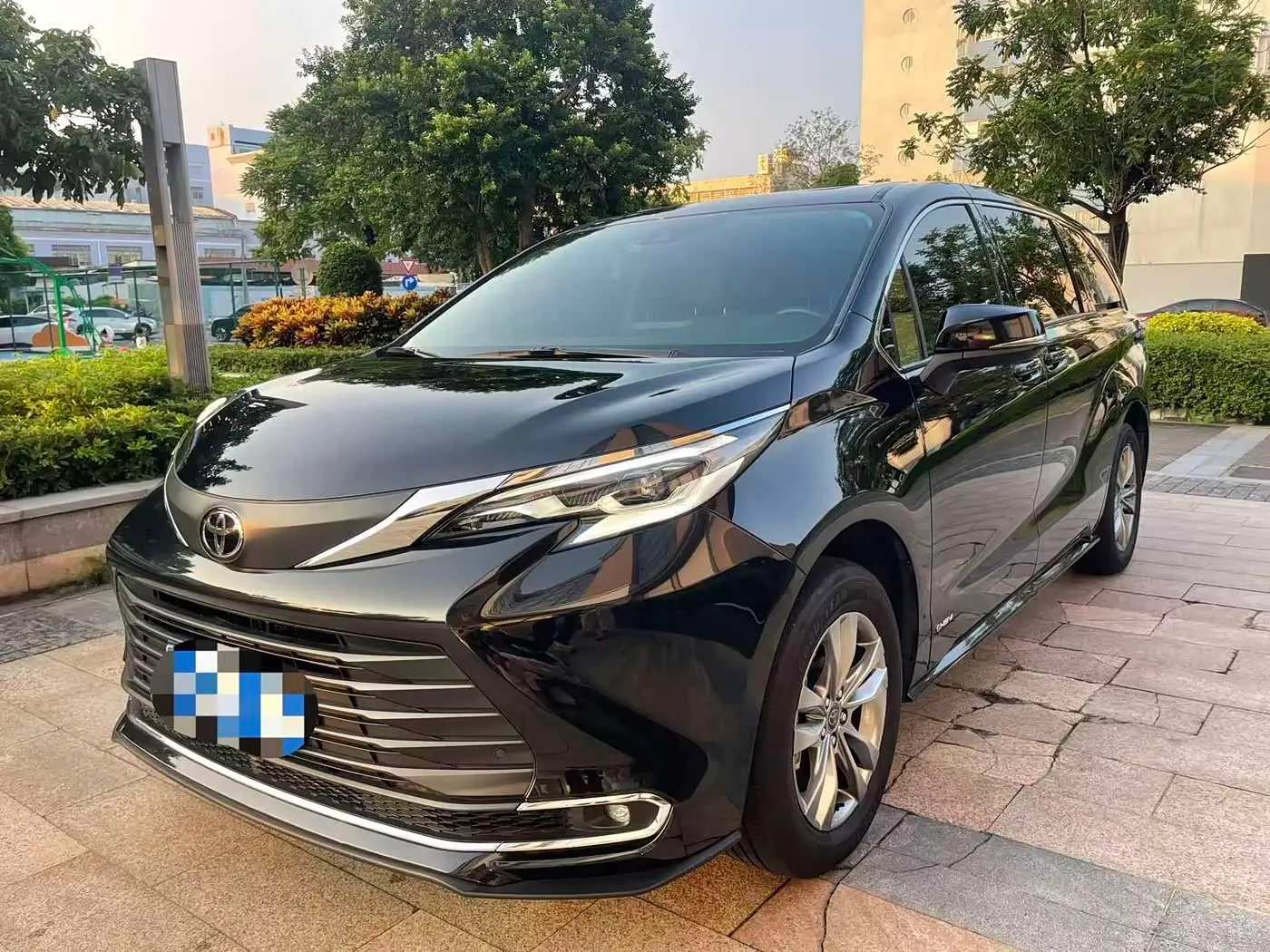 Toyota Sienna 2024 — Photo 1/10