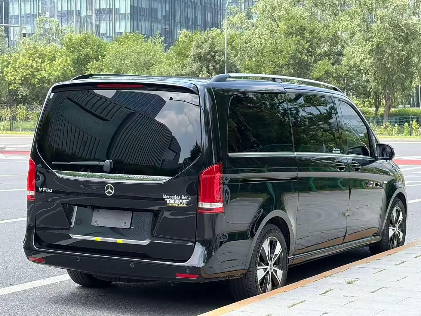 Mercedes-Benz V-Class 2022 — Фото 18/19