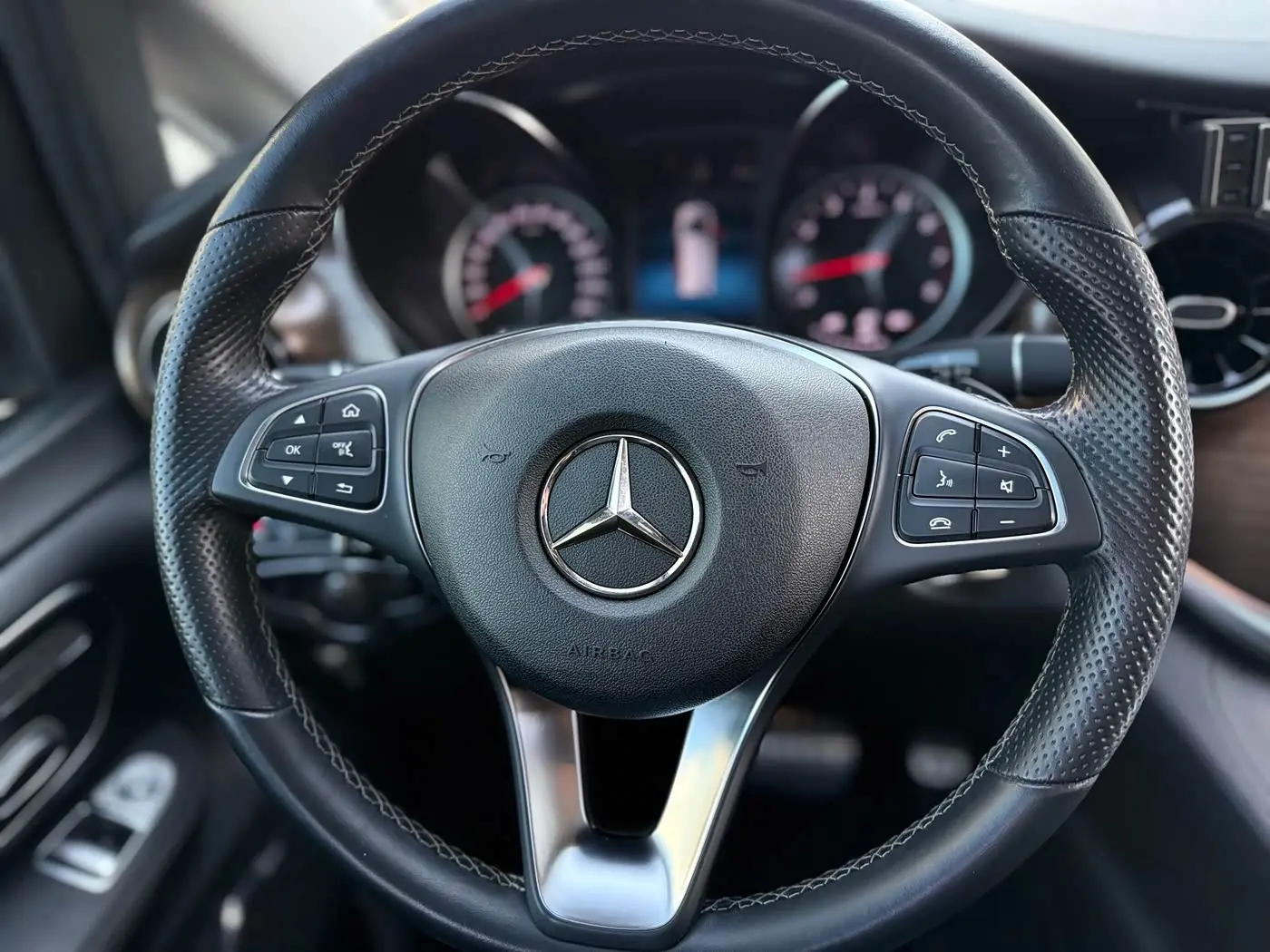 Mercedes-Benz V-Class 2022 — Şəkil 18/20