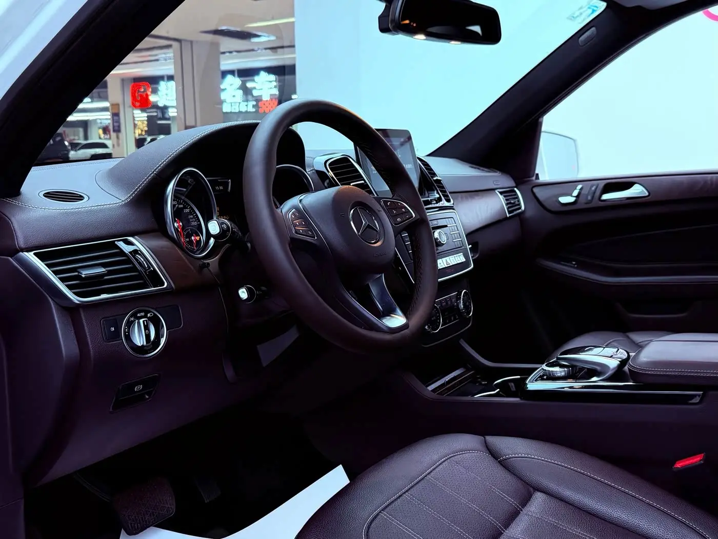 Mercedes-Benz GLE 2017 — Photo 10/20