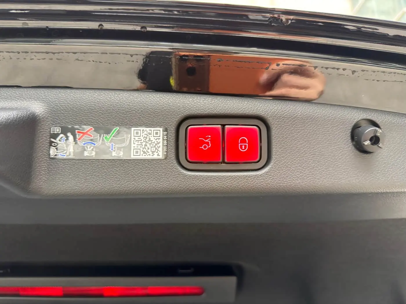 Mercedes-Benz E-Class 2025 — Photo 17/18