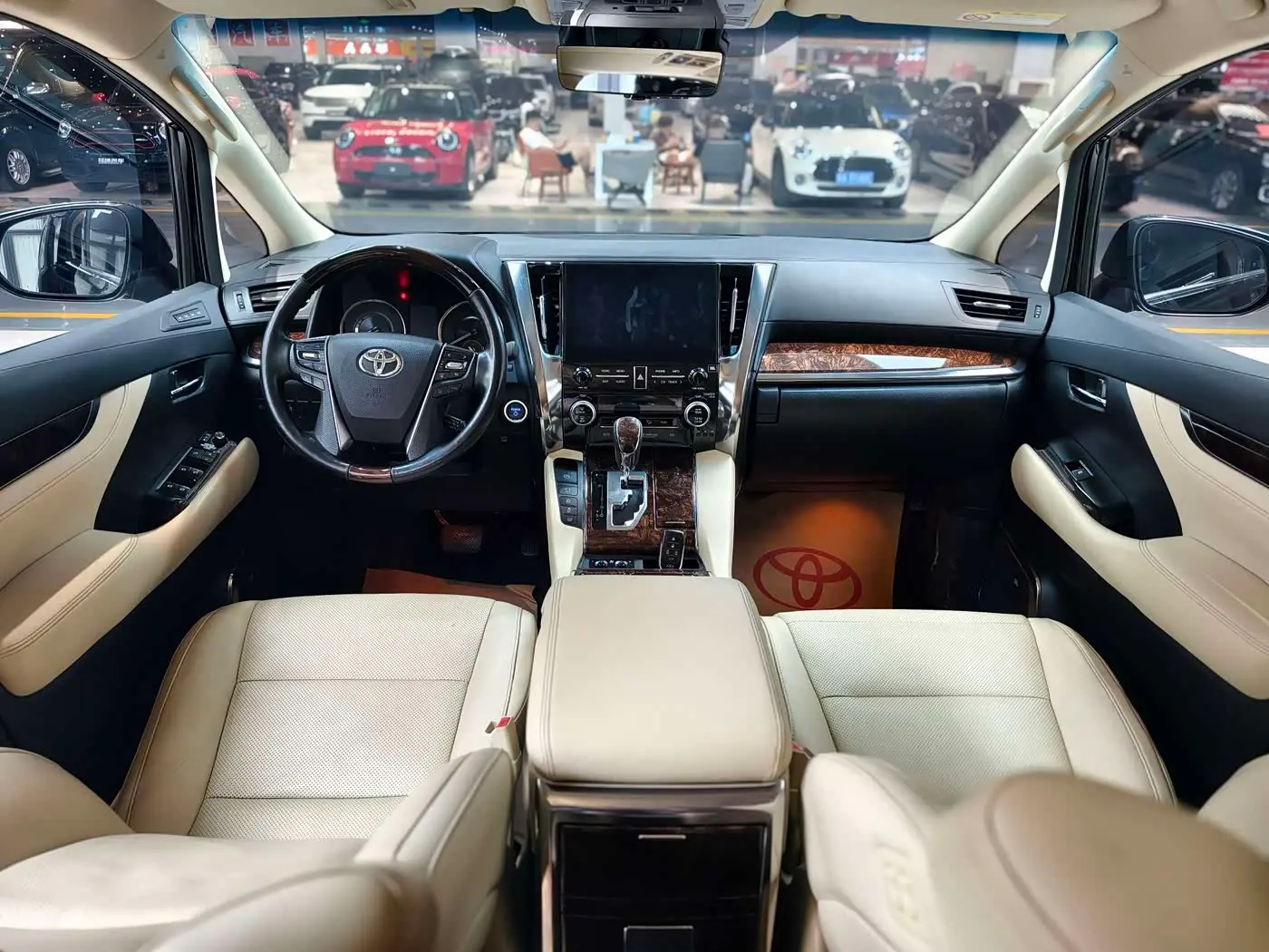 Toyota Alphard 2020 — Photo 9/12