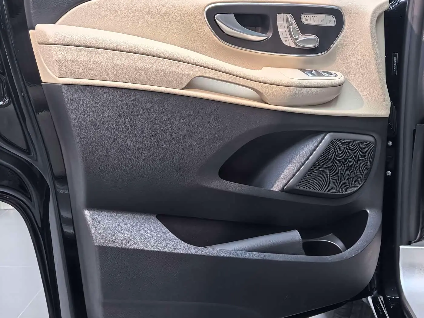 Mercedes-Benz V-Class 2023 — Photo 9/20
