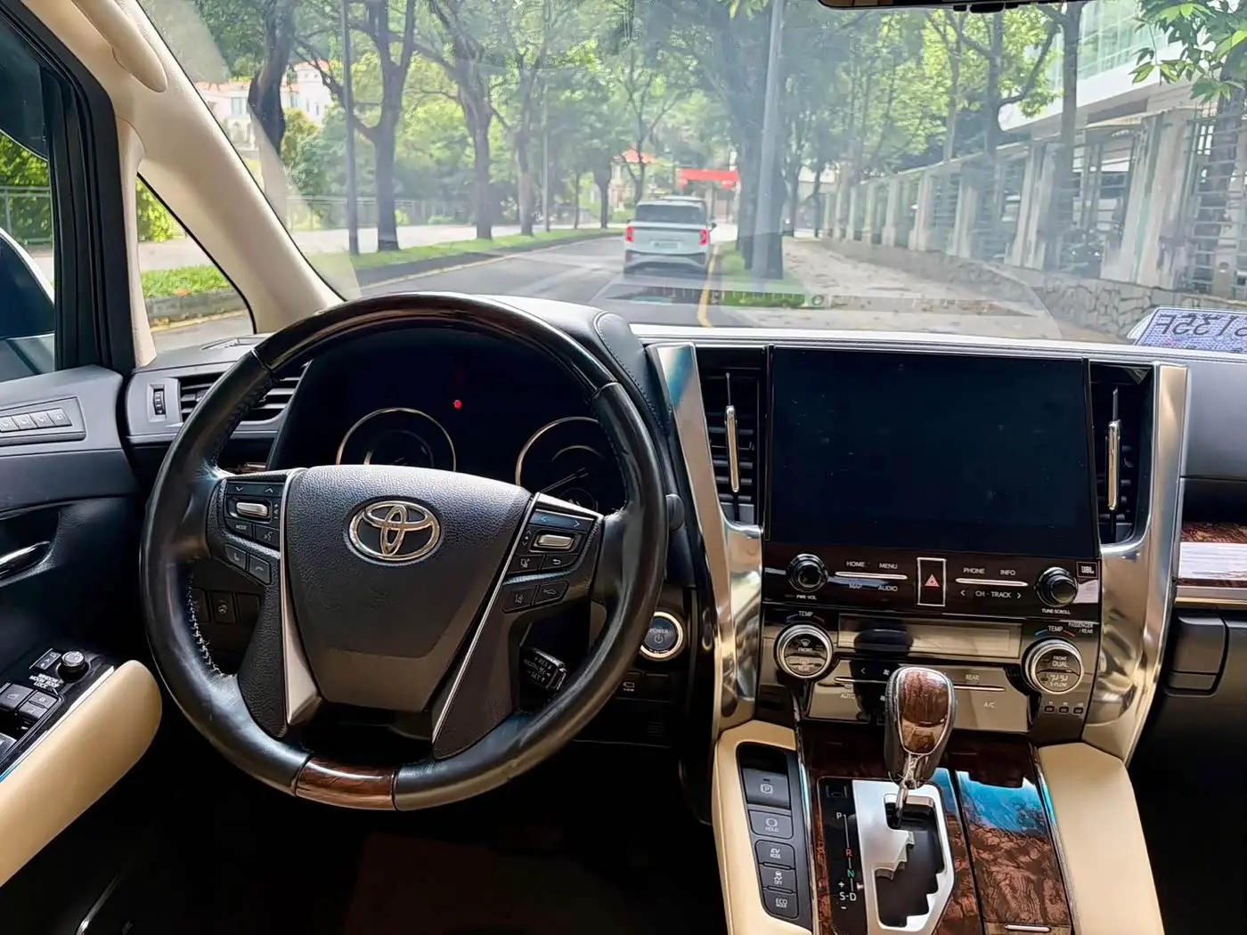 Toyota Alphard 2021 — Photo 12/17