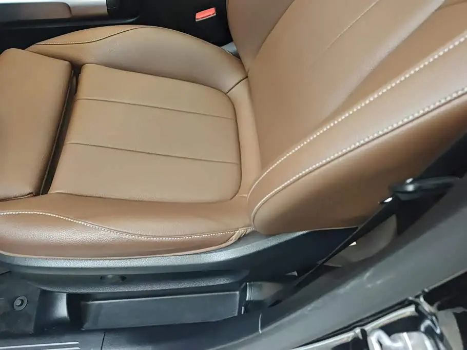 Mercedes-Benz GLB 2025 — Photo 9/16