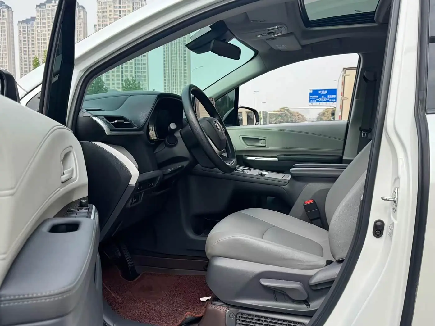 Toyota Granvia 2024 — Photo 5/17