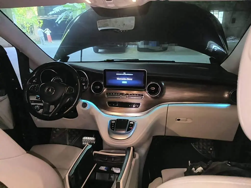 Mercedes-Benz V-Class 2024 — Photo 12/13