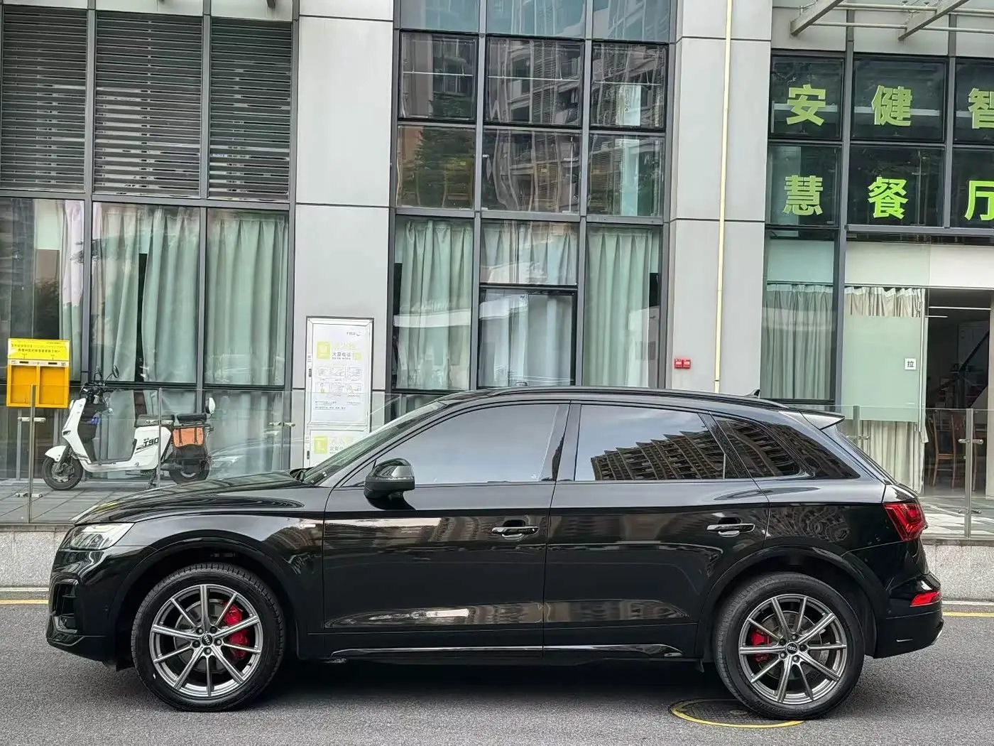 Audi Q5L 2021 — Фото 3/9
