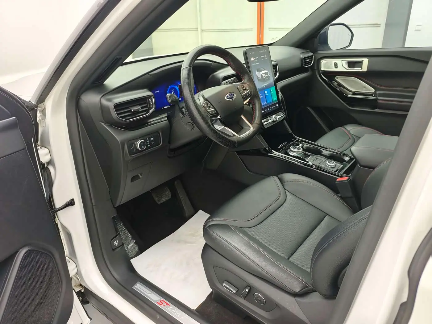 Ford Explorer 2020 — Photo 16/20