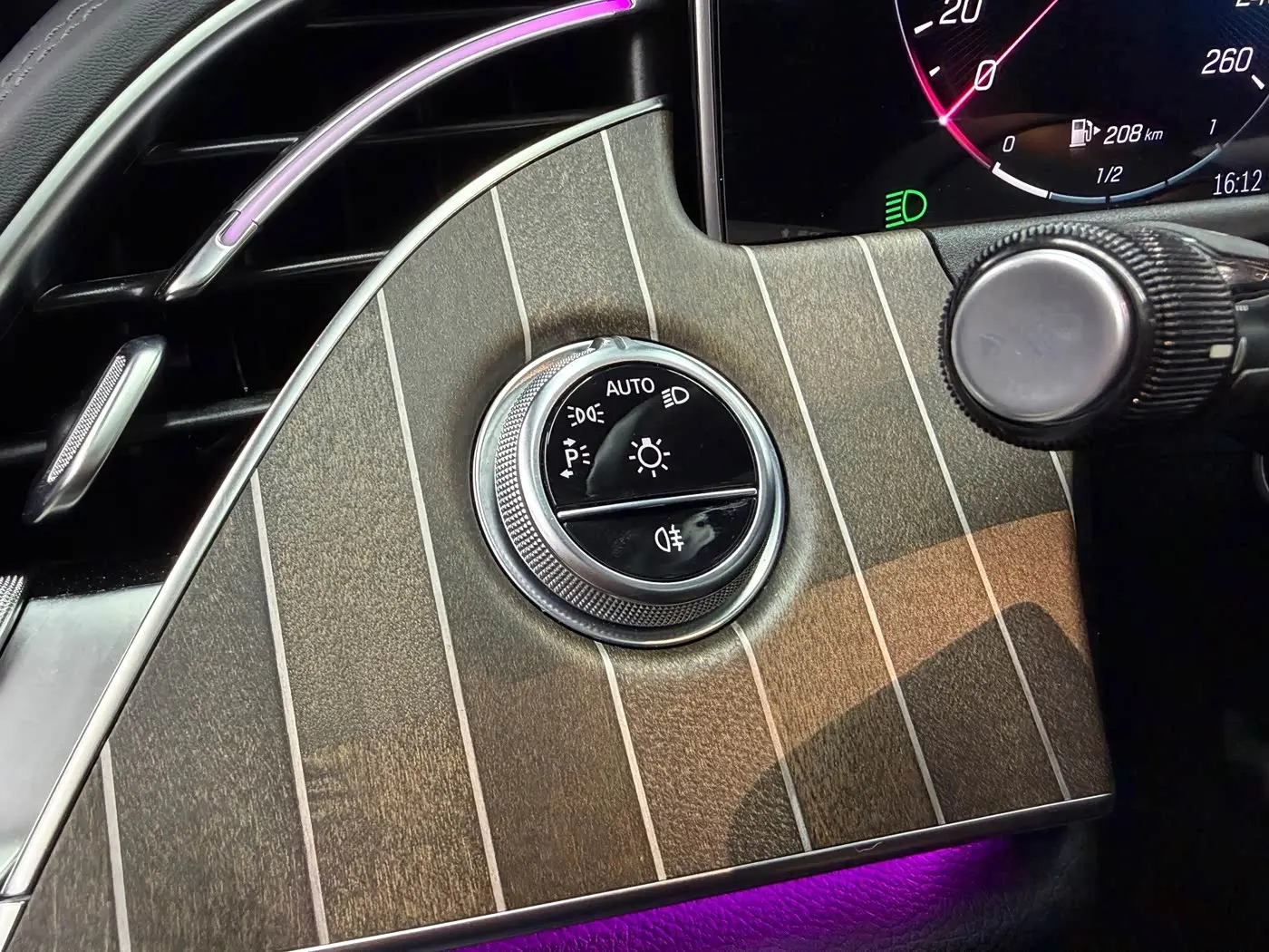 Mercedes-Benz E-Class 2024 — ფოტო 18/20