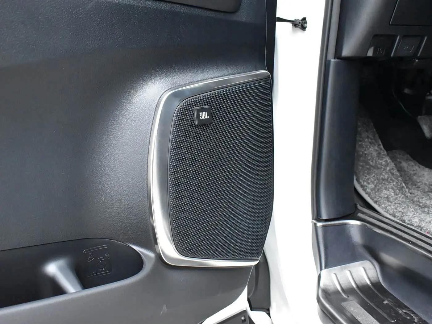 Toyota Alphard 2018 — Photo 16/20