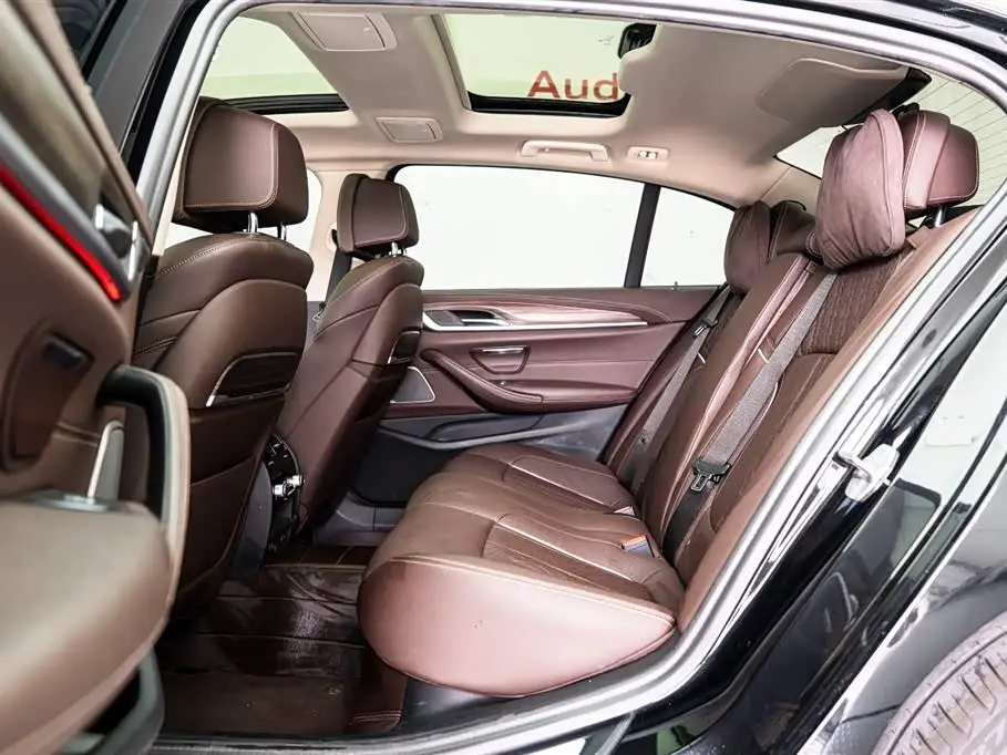 BMW 5 Series 2022 — Photo 12/20
