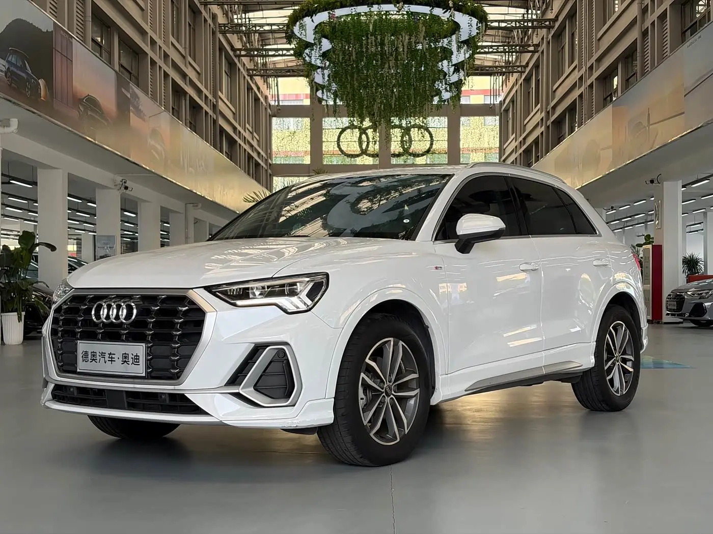 Audi Q3 2023 — Şəkil 1/18